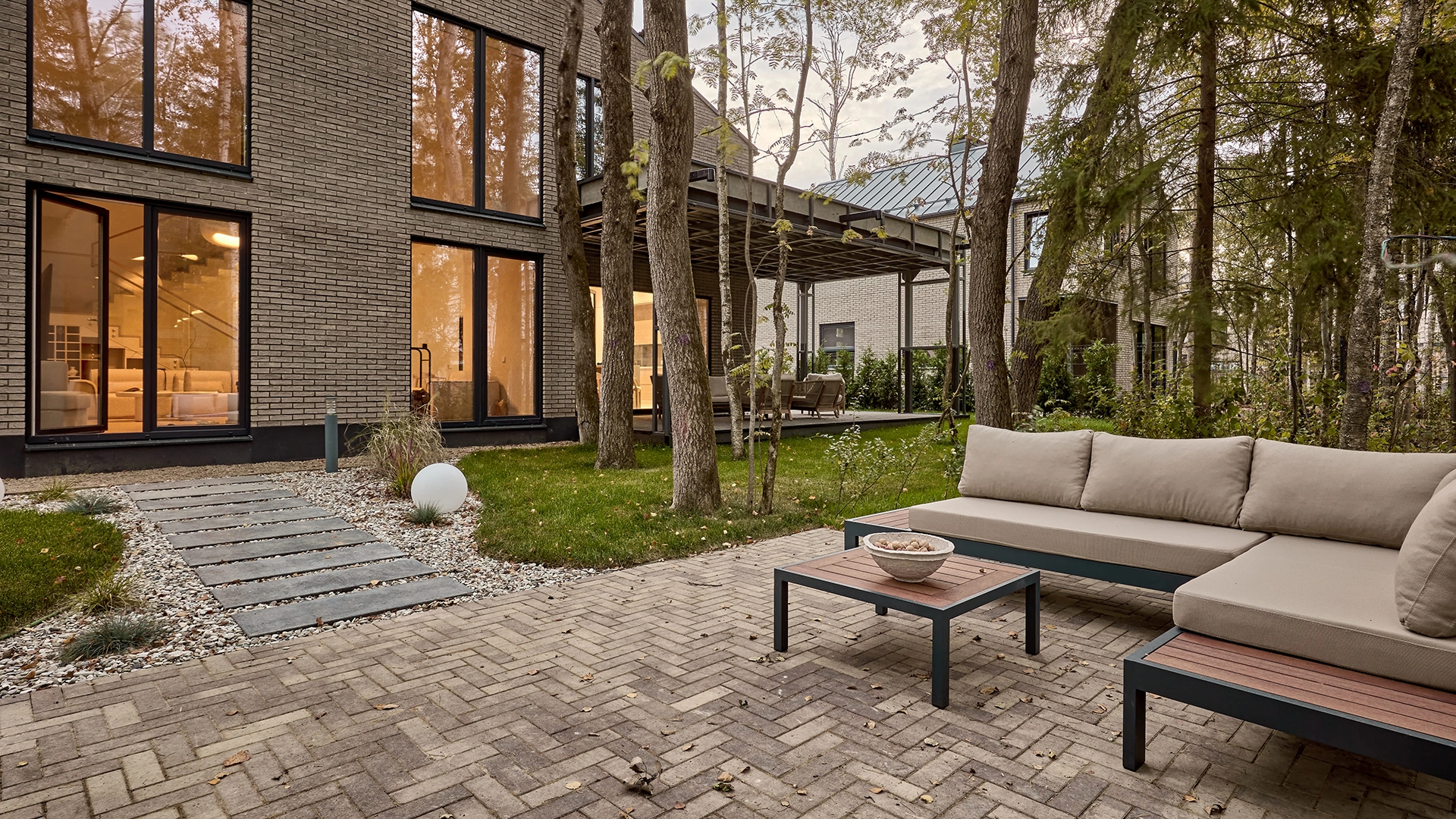 Задний двор дома