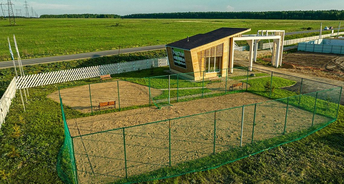 Спортивная площадка с ограждением у здания