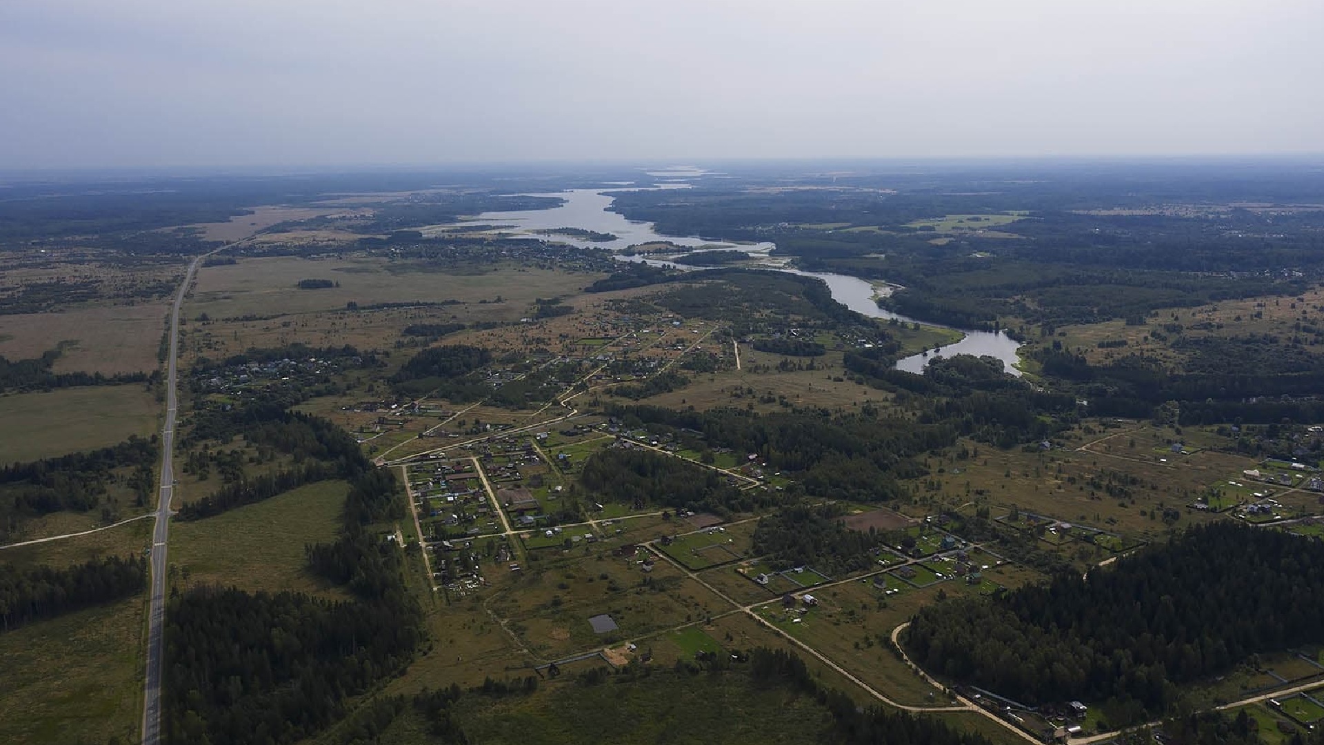 Вид сверху на коттеджный поселок