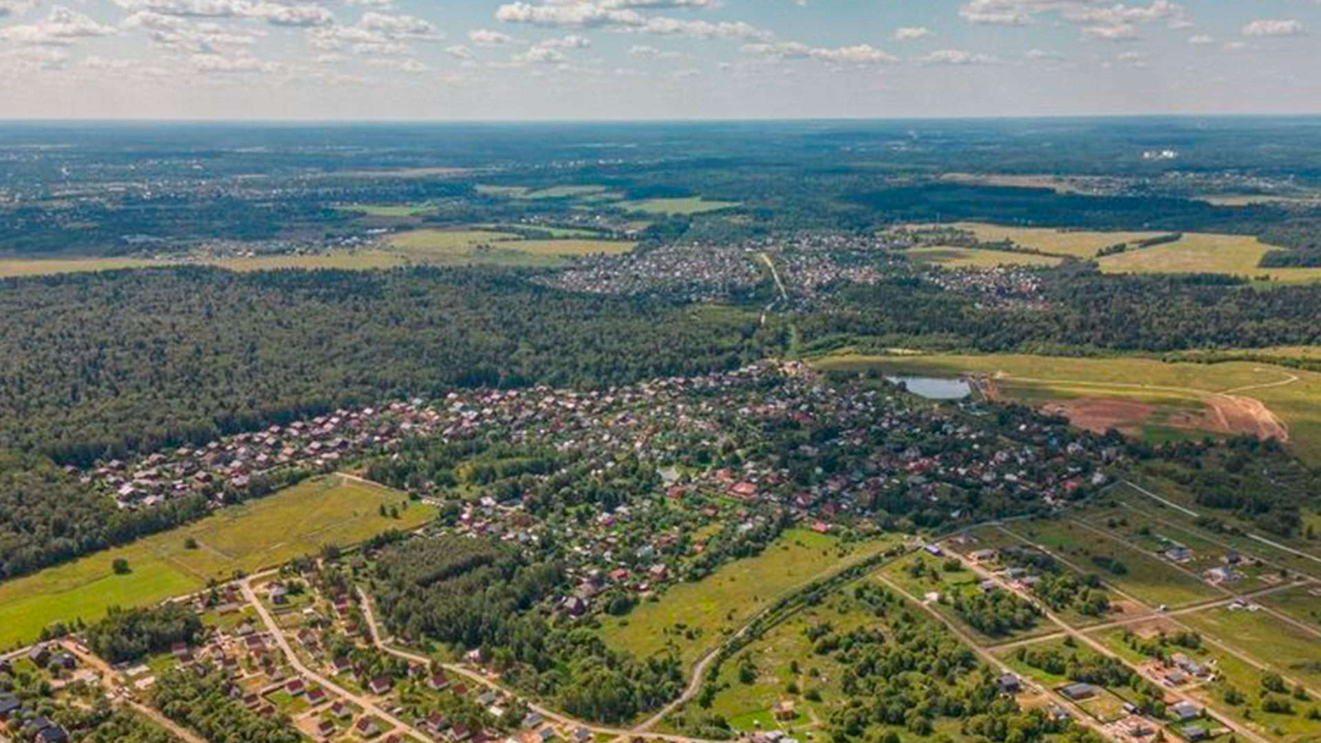 Водоем вблизи поселка