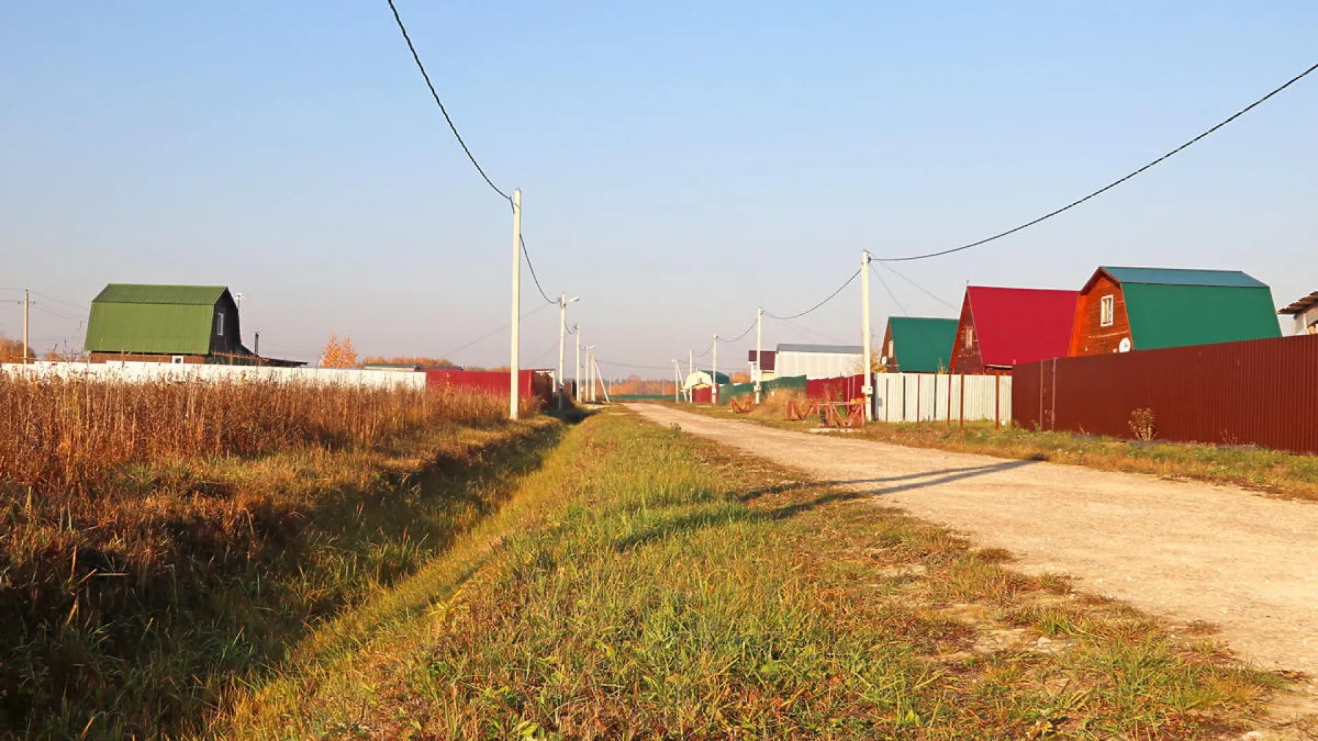 Поселочная дорога с домами