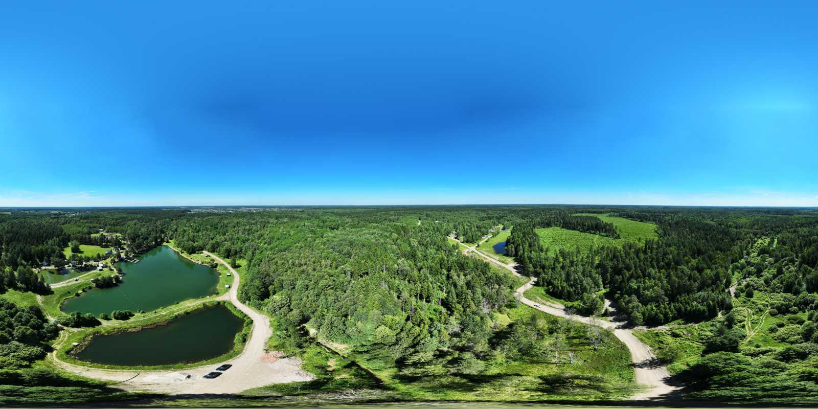 Озеро в лесу