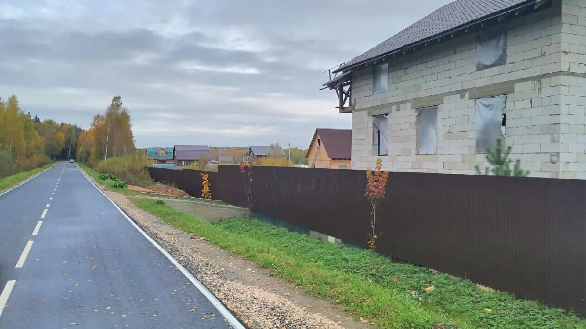 Поселочная дорога с участками