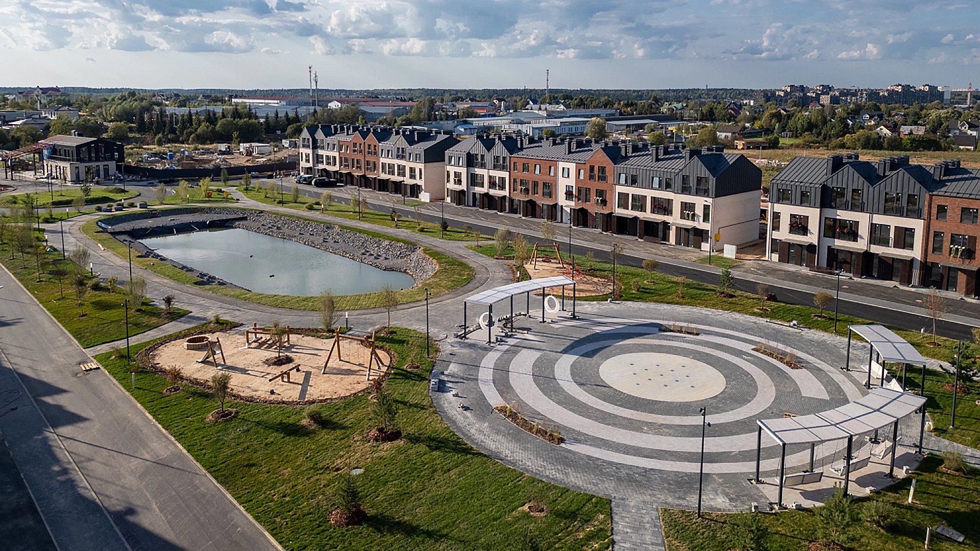 Детская площадка, зона отдыха и пруд в поселке