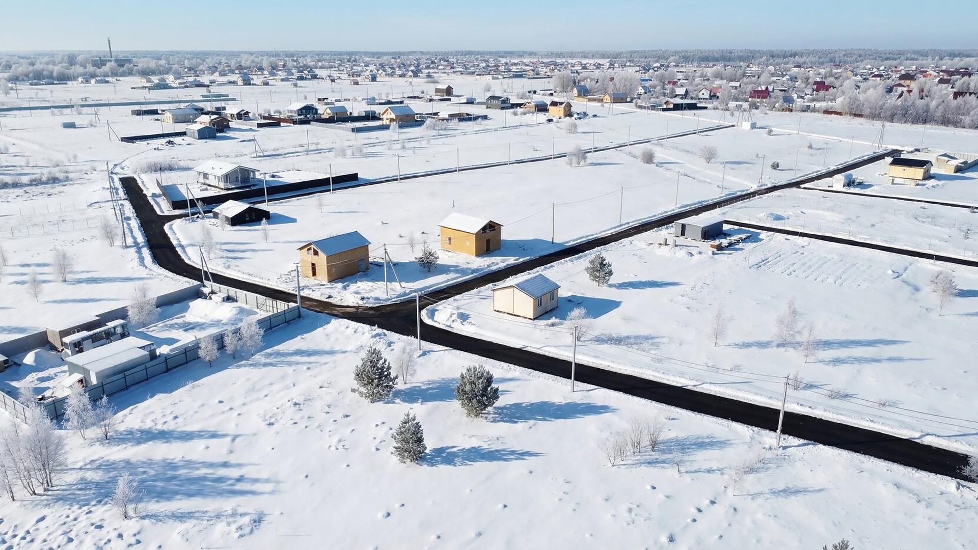 Зимние улицы коттеджного поселка вид сверху