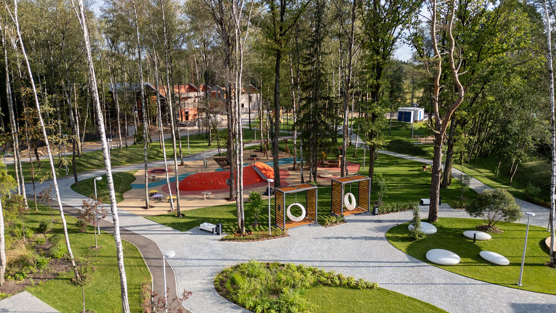 Парк и детская площадка