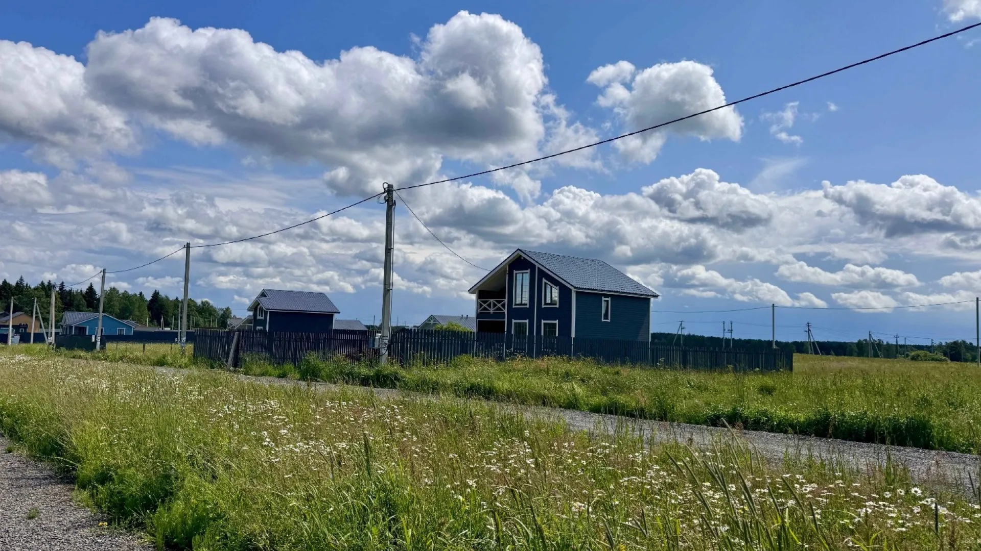 Дома с заборами