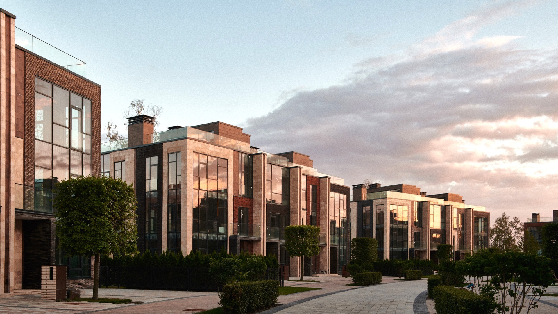 Улица выложенная плиткой в коттеджном поселке Подмосковья