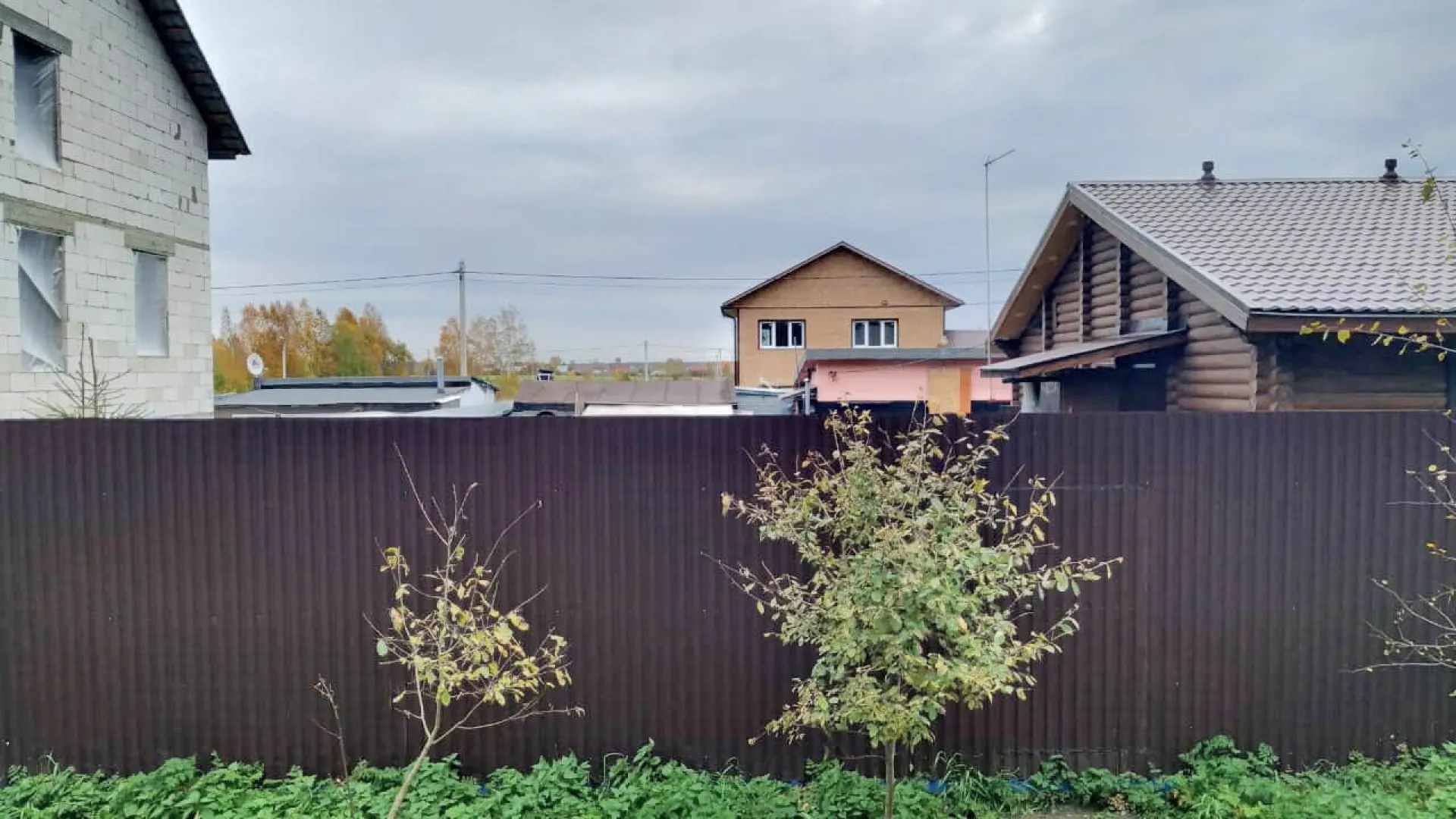 Дома с забором