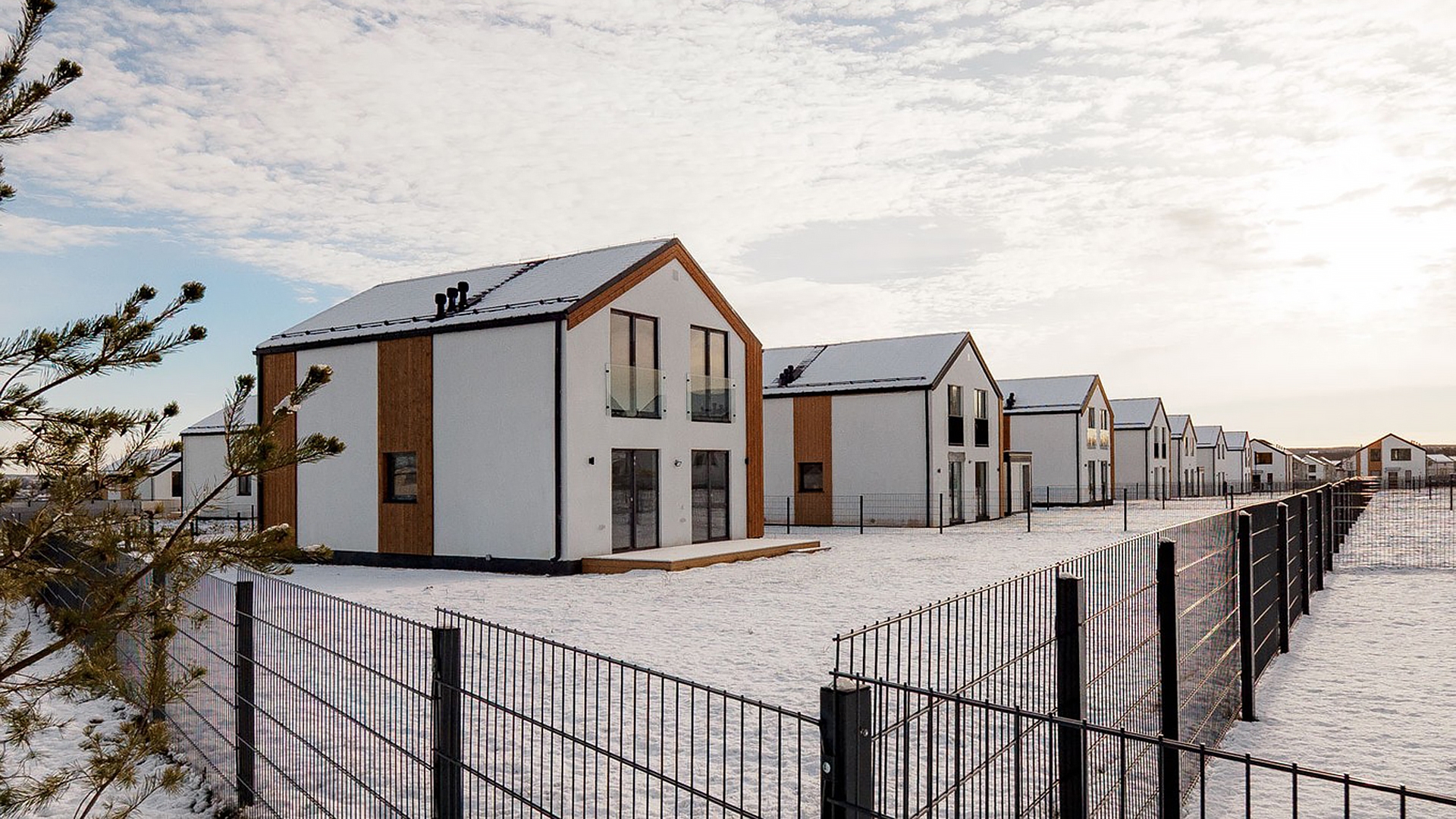 Двухэтажные дома в поселке комфорт-класса зимоц