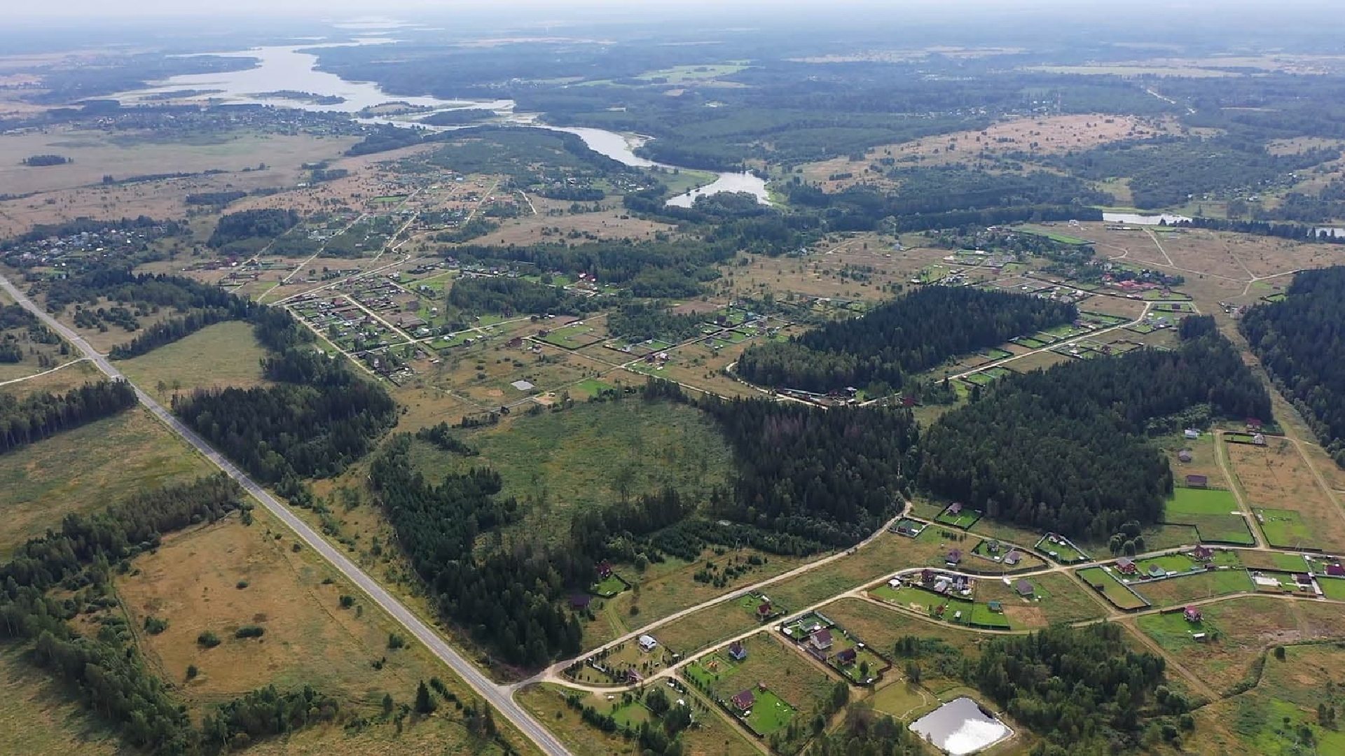 Вид сверху на коттеджный поселок