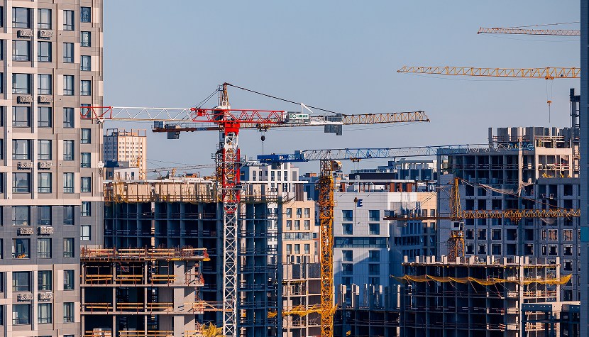 Застройщики не спешат снижать объёмы строящегося жилья