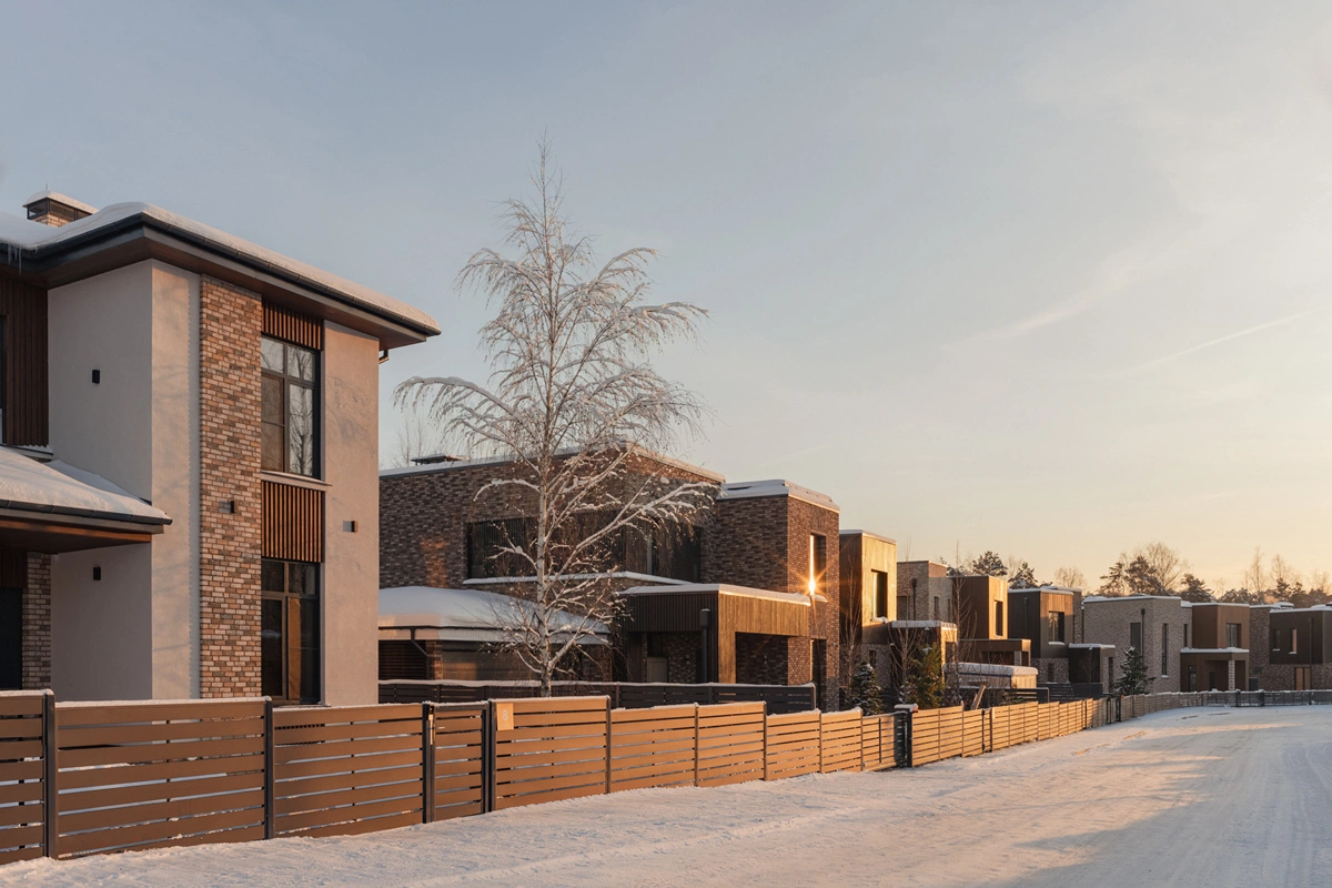 Улица с домами в коттеджном поселке