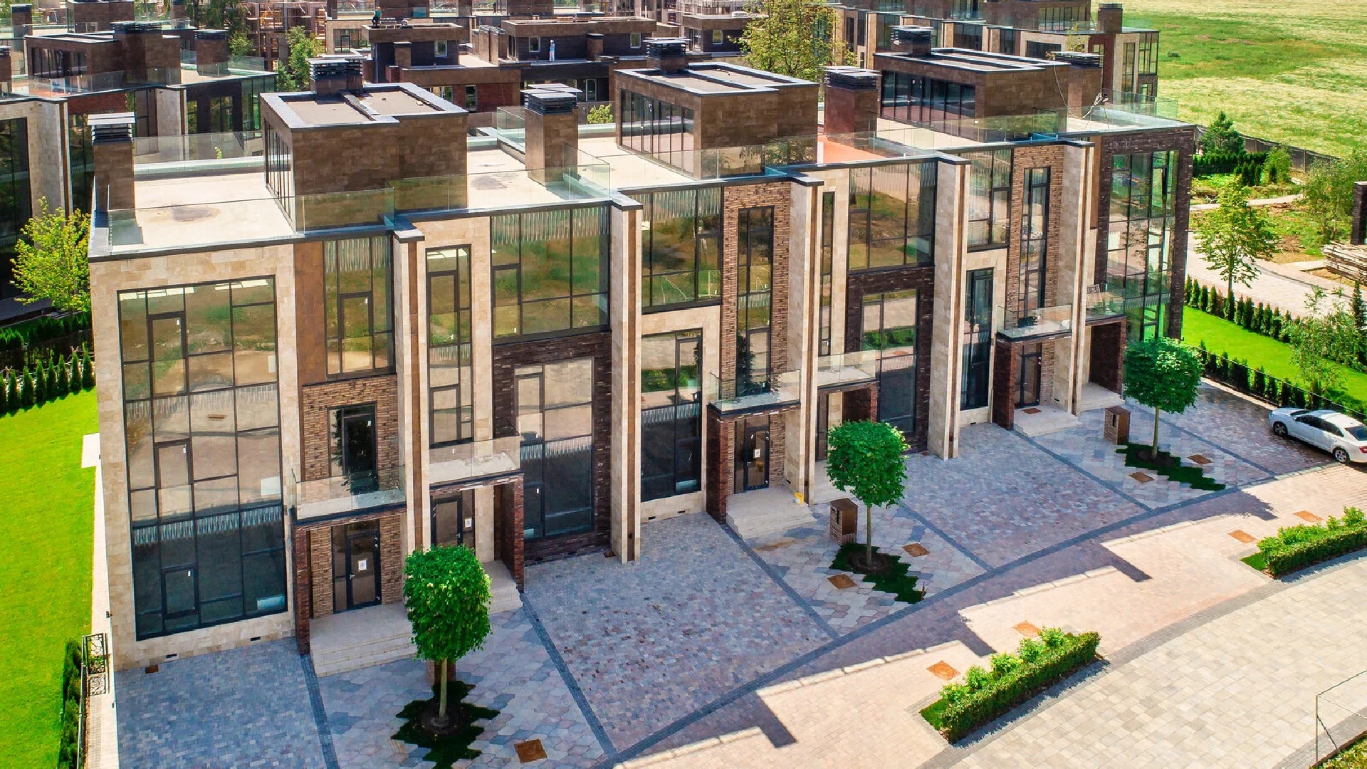 Таунхаусы в коттеджном поселке солнечным днем