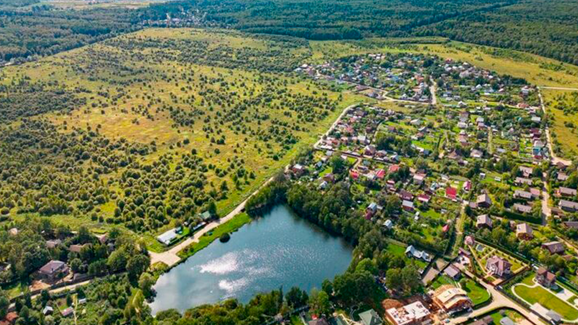 Коттеджный поселок у озера