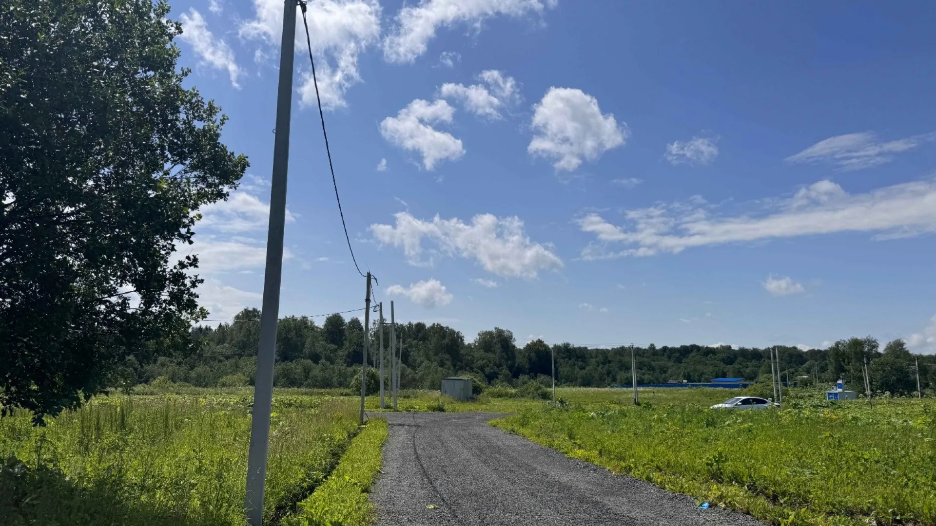 Проселочная дорога с линией электропередачи