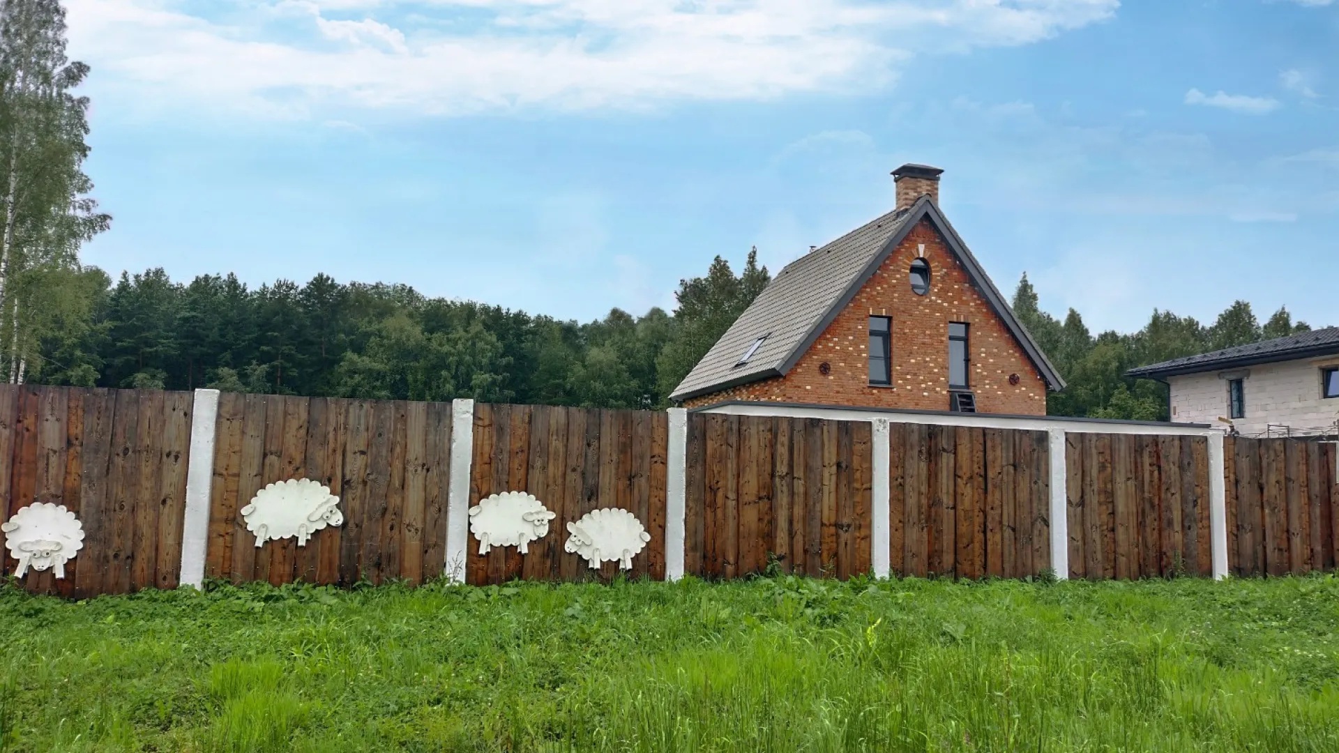 2-этажный дом с забором