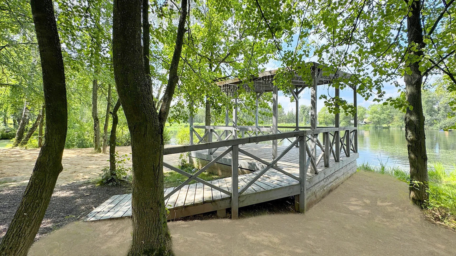 Беседка у воды