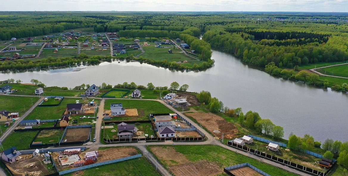 река и дома поселка