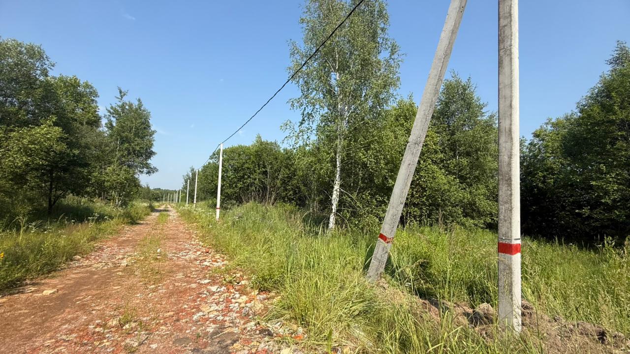 Дорога с ЛЭП у поселка