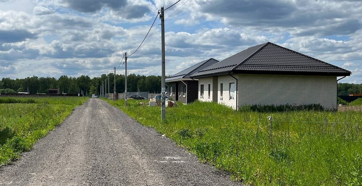 грунтовая дорога и линия электропередач