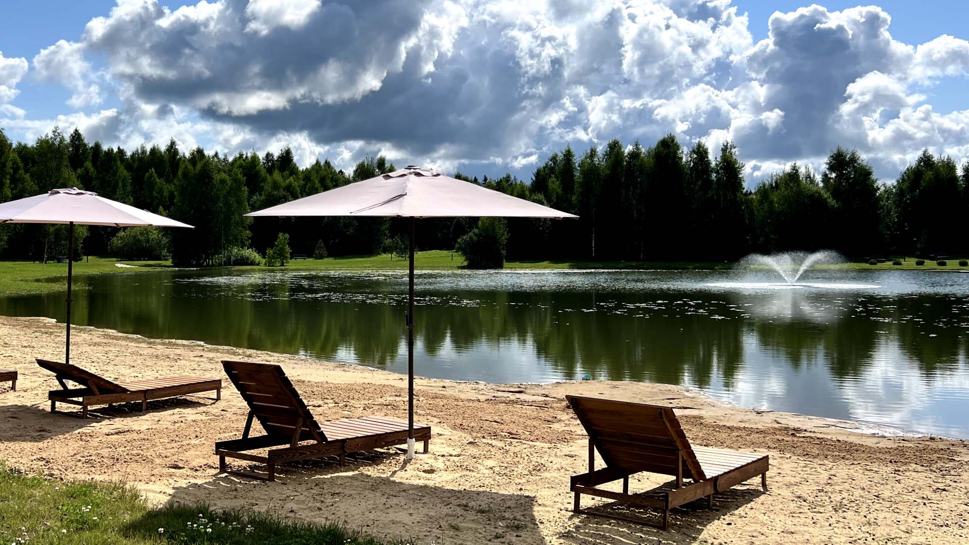 Оборудованный пляж в коттеджном поселке