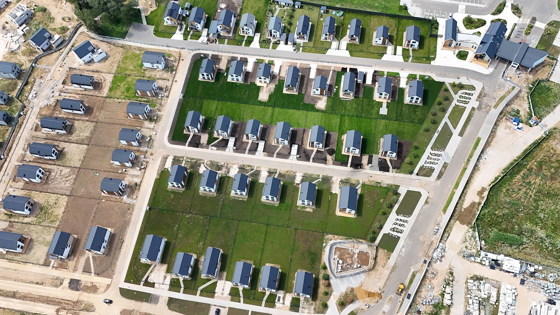 Двухэтажные дома в поселке комфорт-класса вид сверху