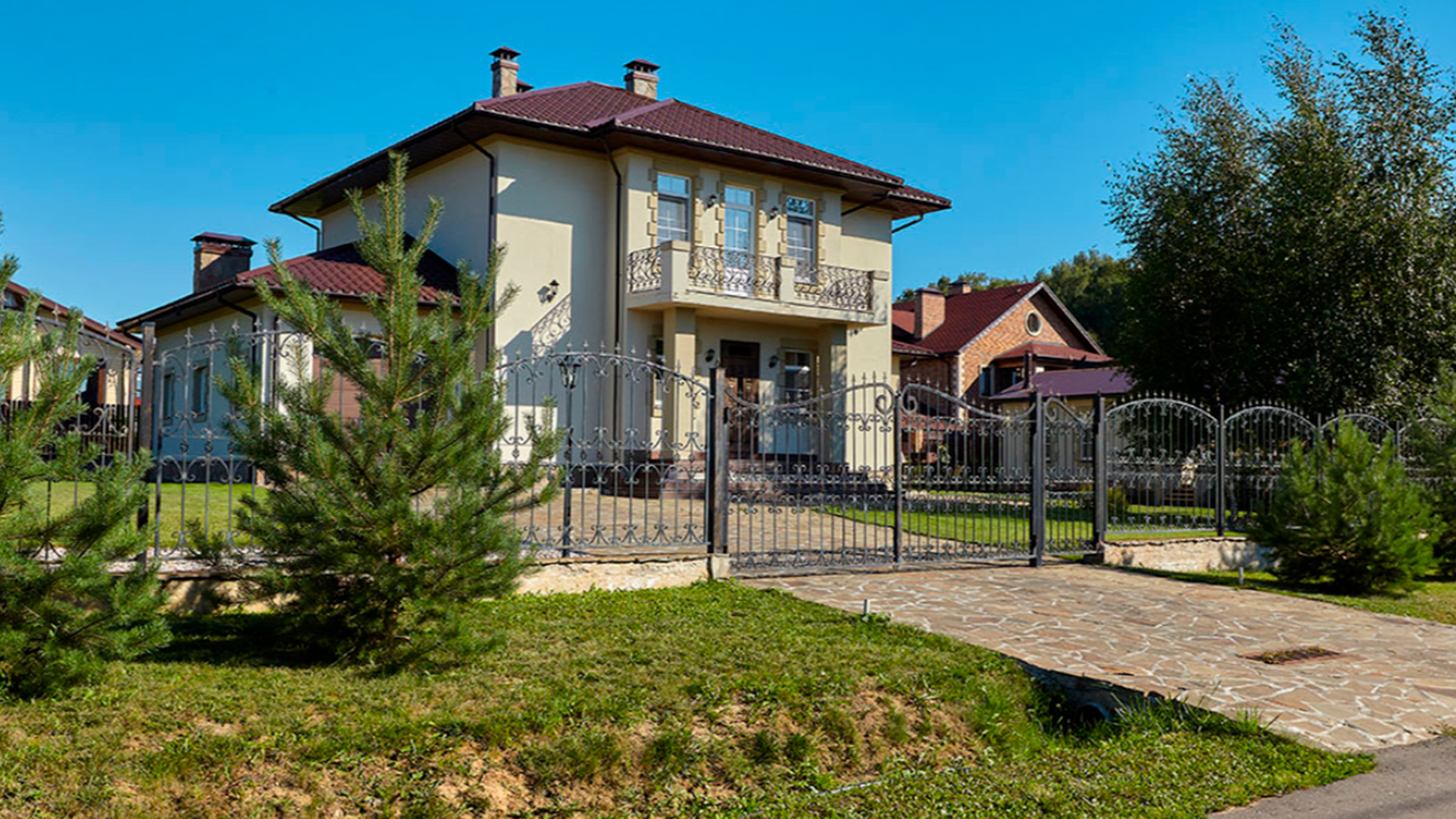 Дом с воротами в поселке