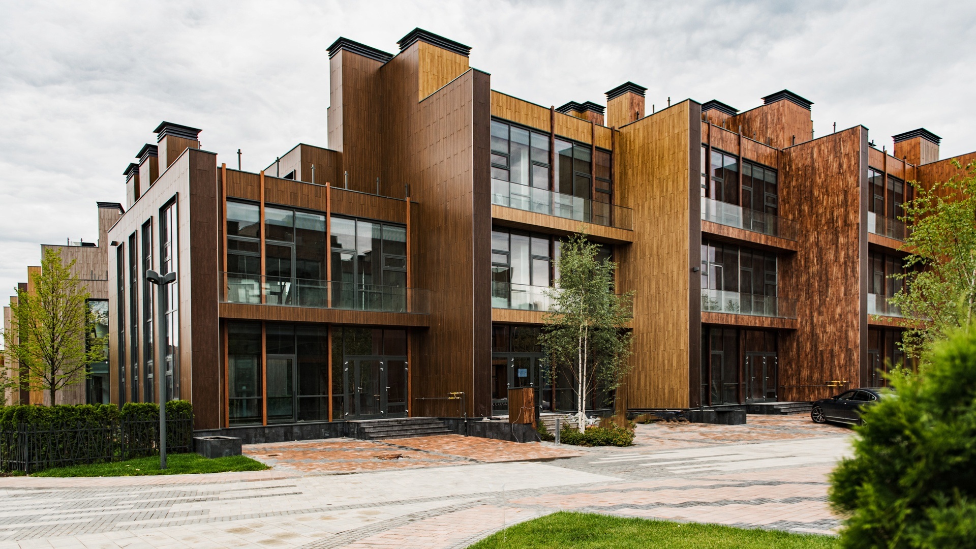 Улица в поселке с таунхаусами