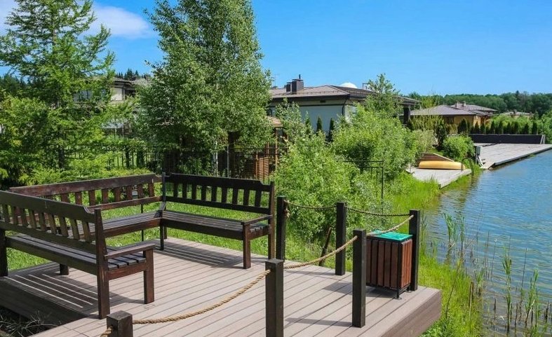 Деревянный настил со скамьей у воды