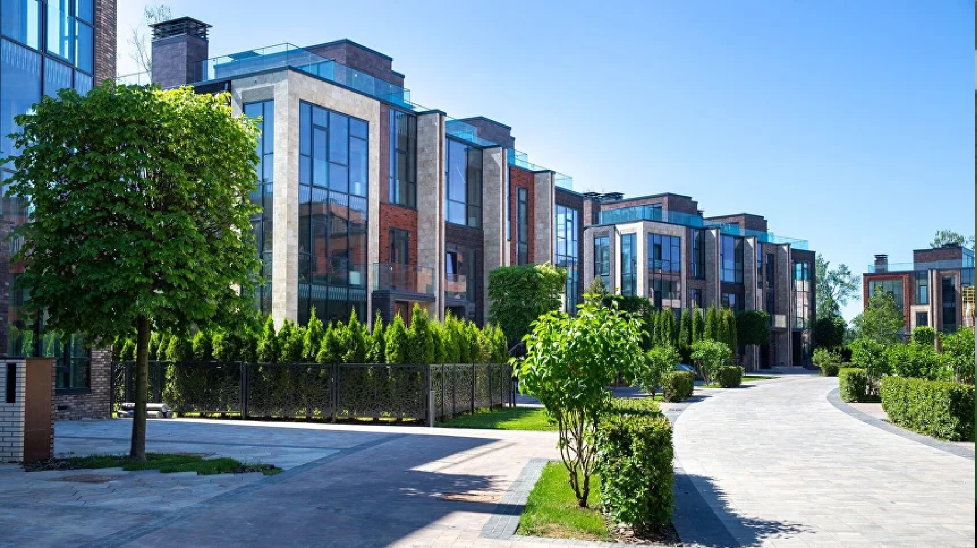 Дизайнерский ландшафтный дизайн в поселке