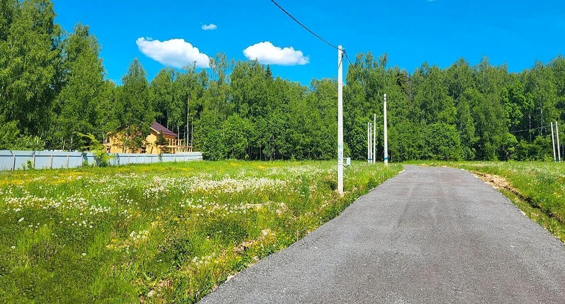 Опора ЛЭП вдоль дороги в поселке