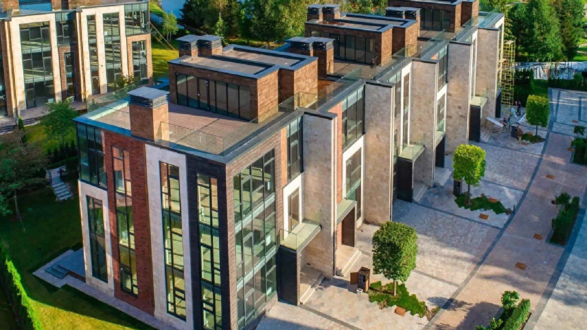 Таунхаусы в коттеджном поселке вид сверху