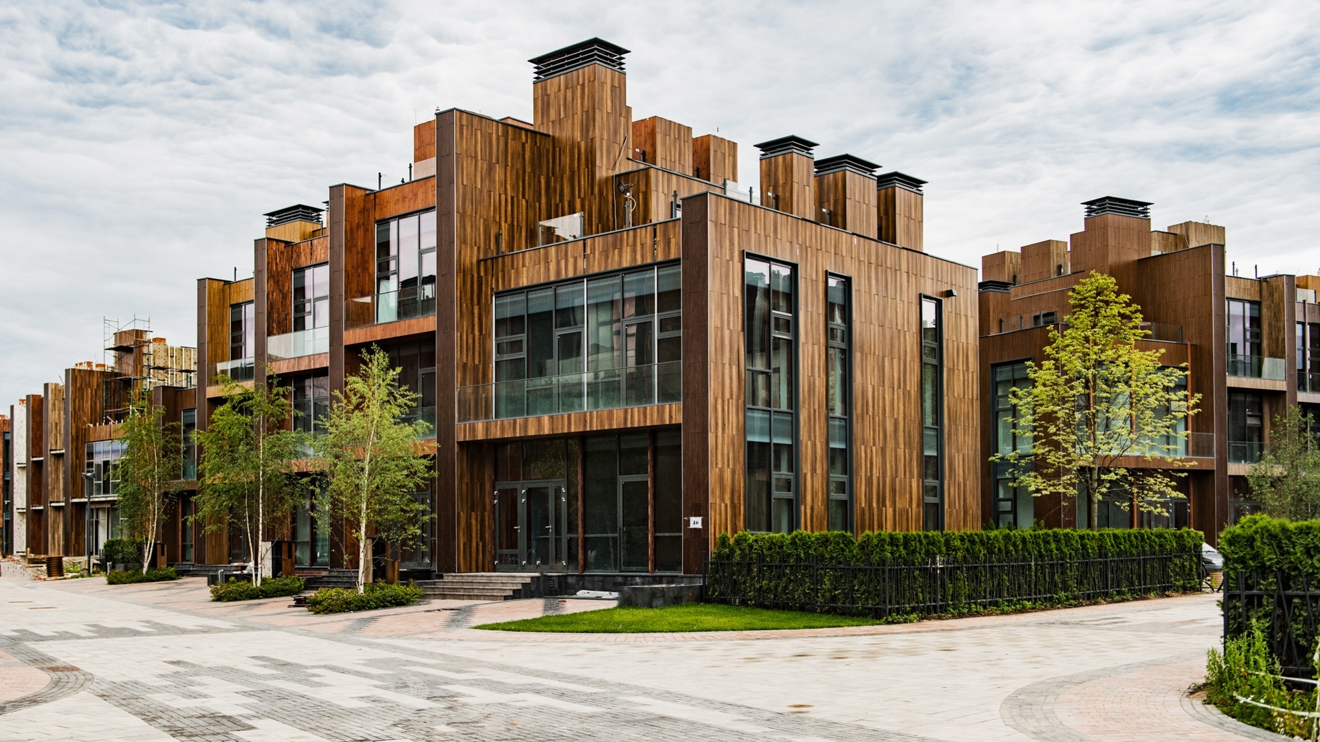 Улица в поселке с таунхаусами