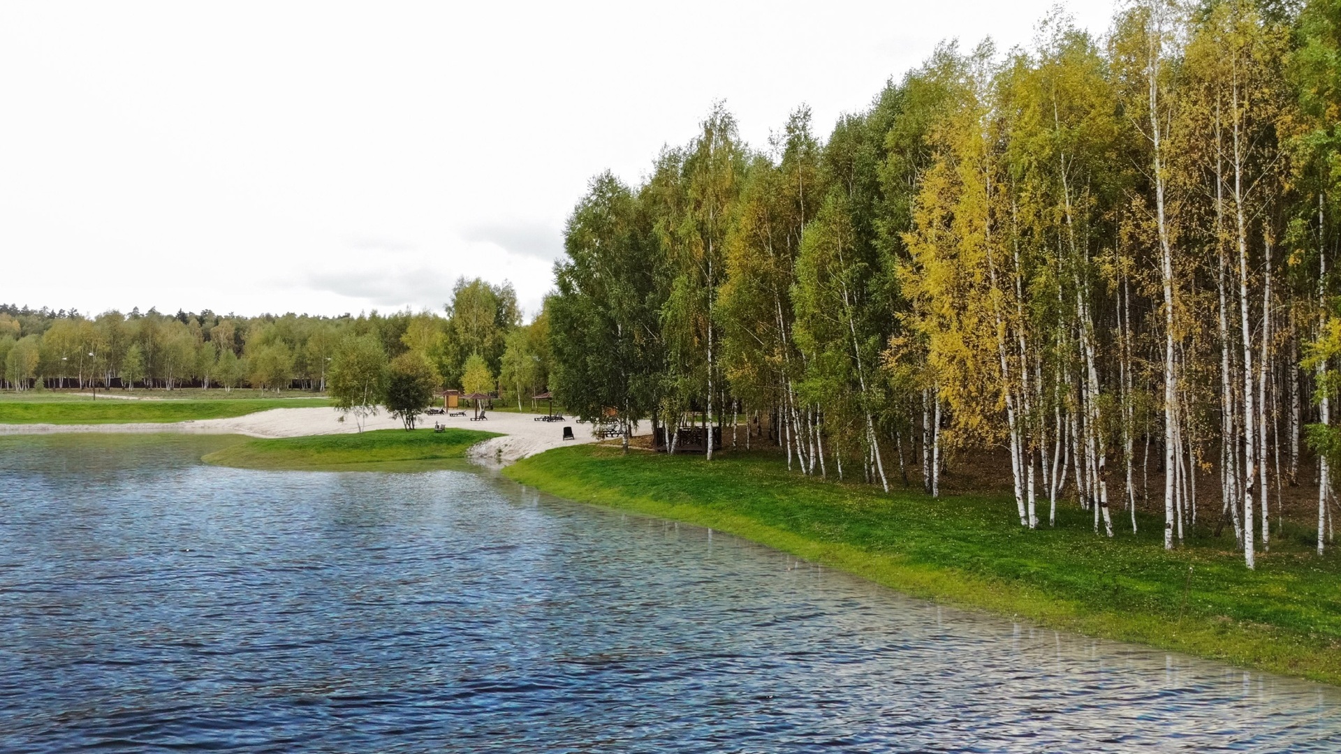 Озеро у поселка