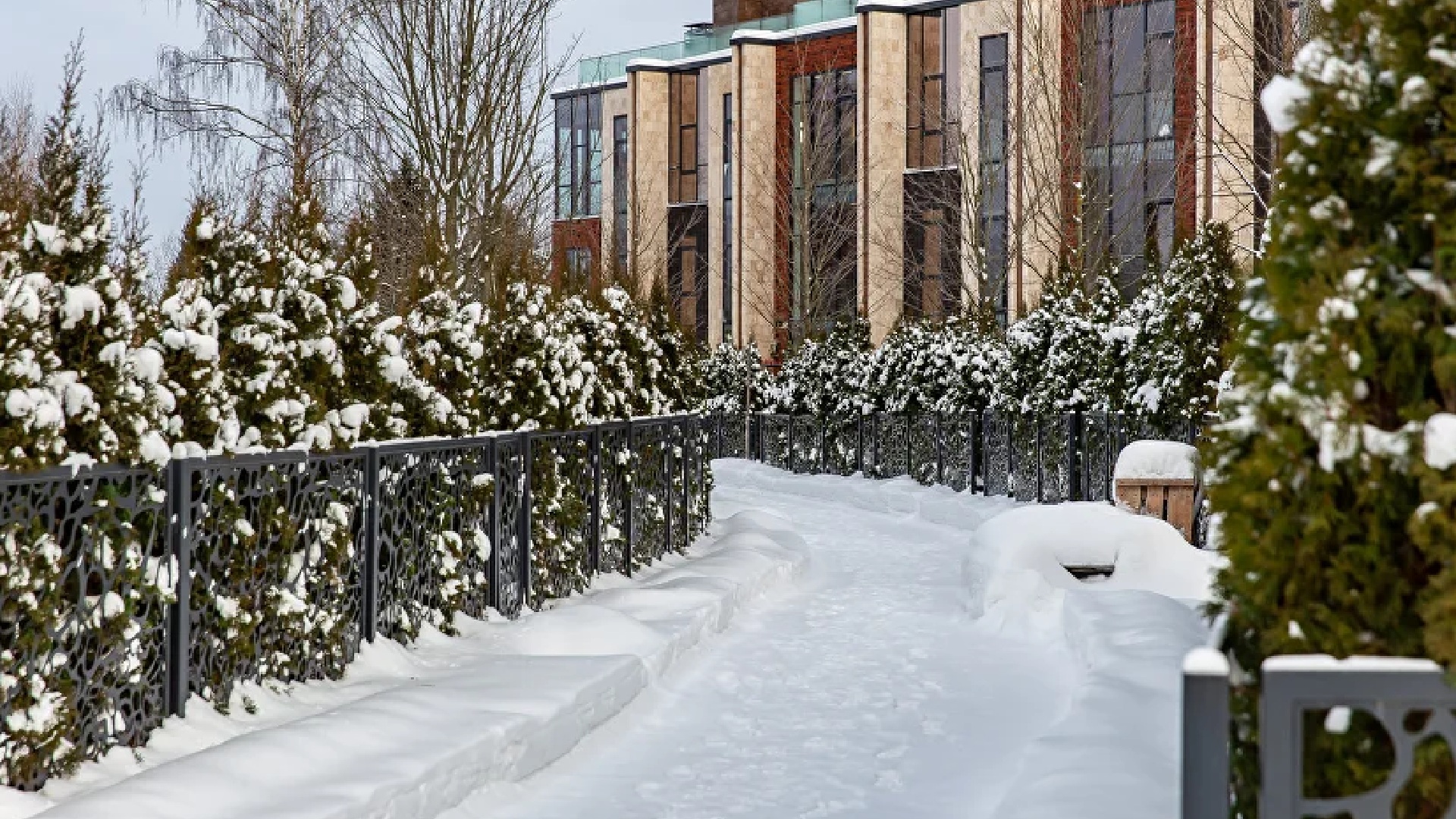 Заснеженная улица поселка зимой