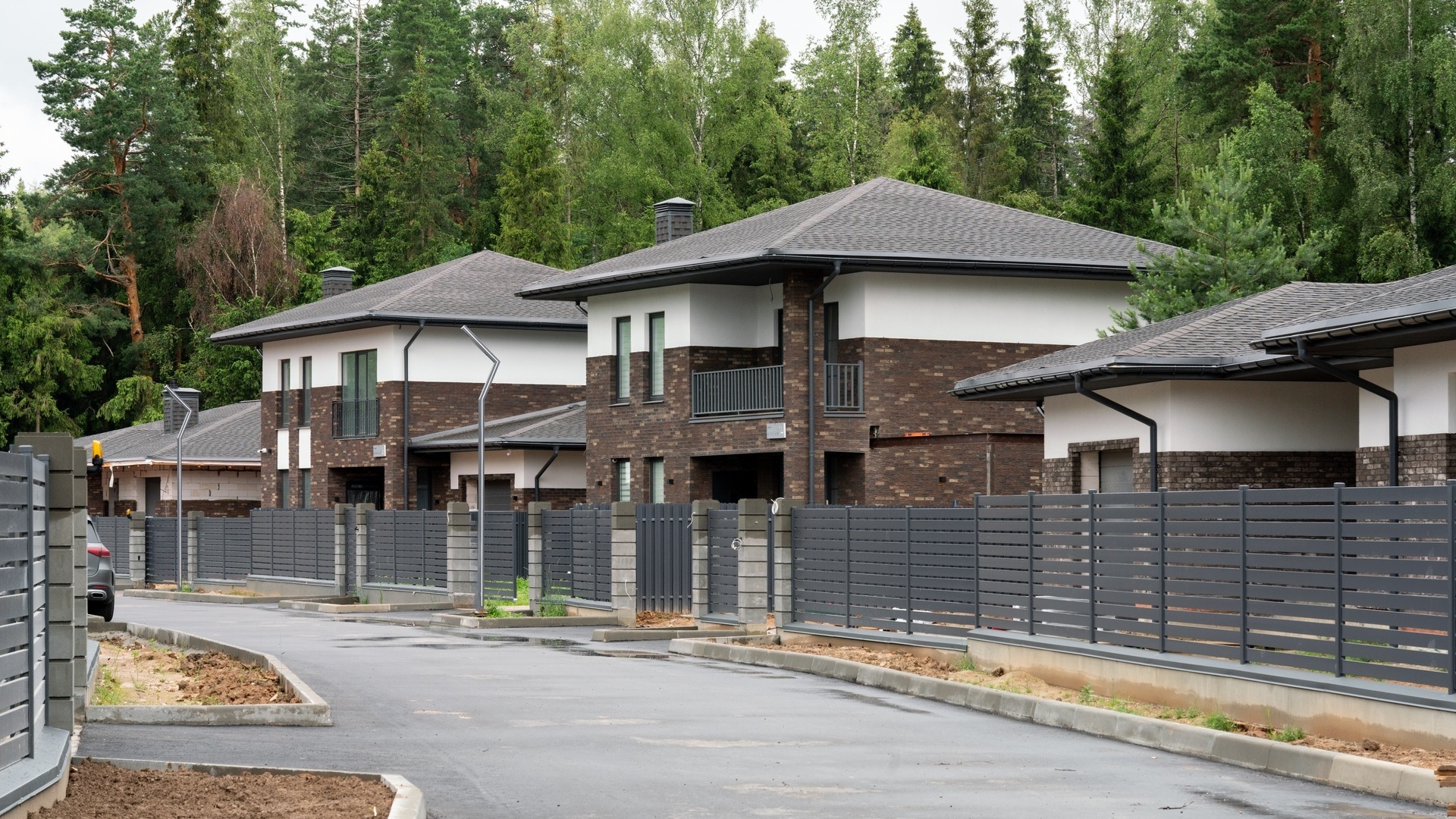 Дома у дороги