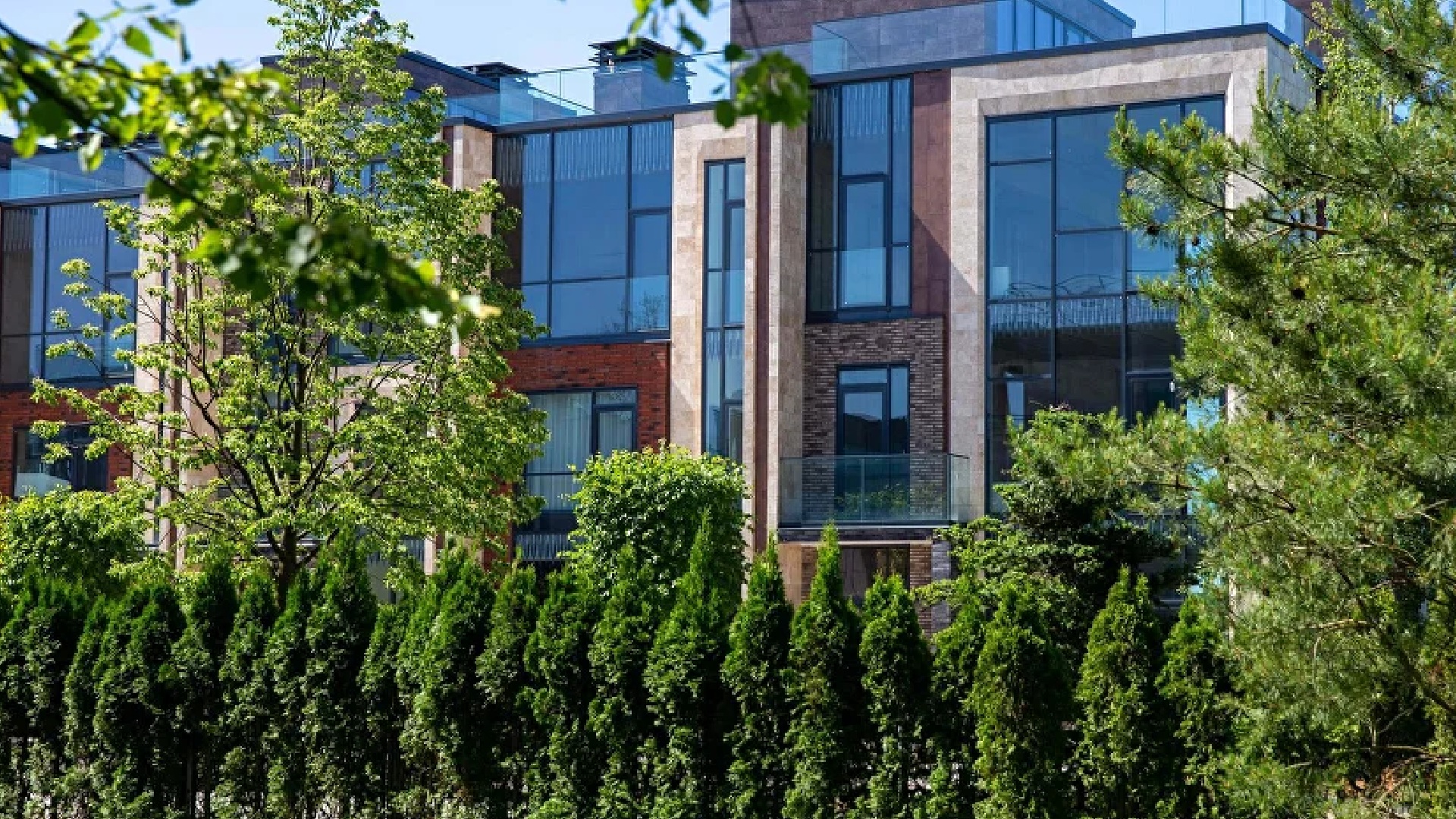 Туи в коттеджном поселке