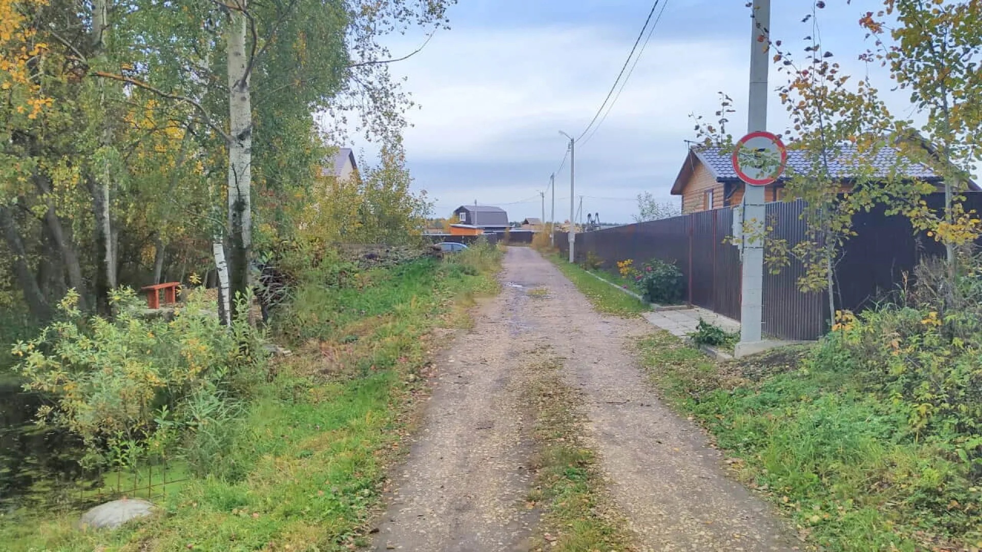 Поселочная дорога с участками