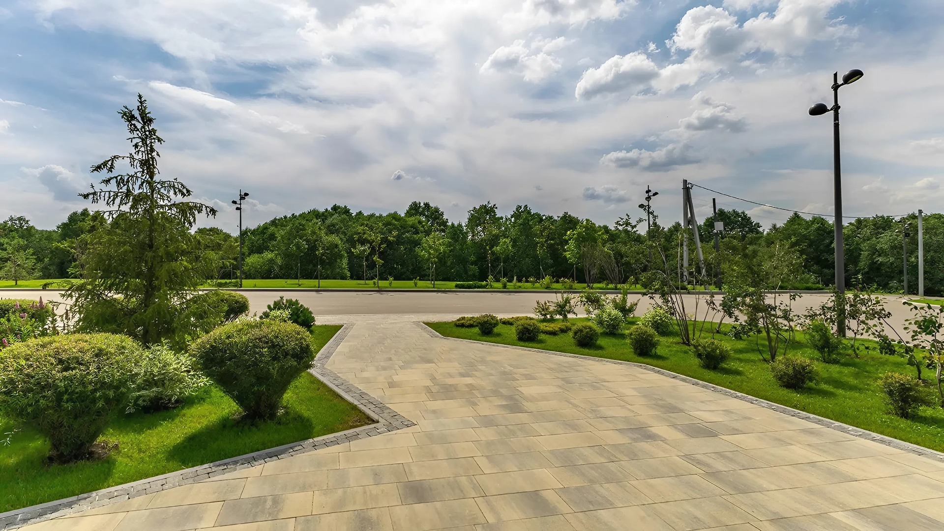 Дорога, выложенная плиткой, в поселке