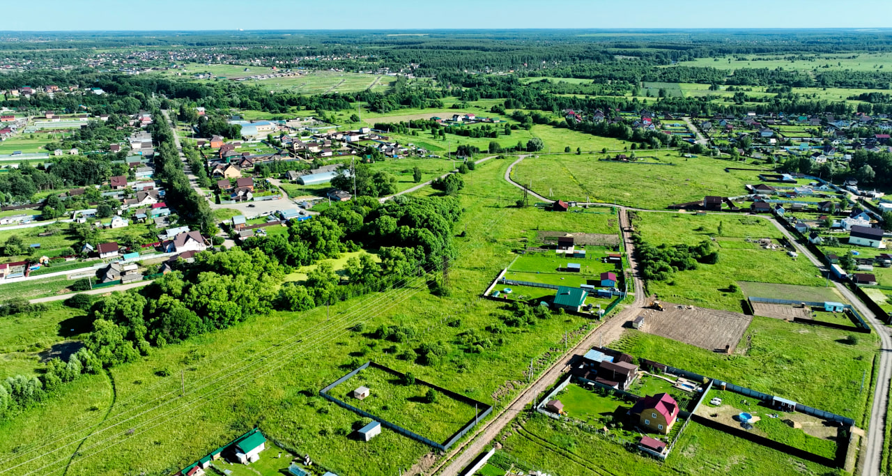 Улицы с дорогами в коттеджном поселке с домами у леса