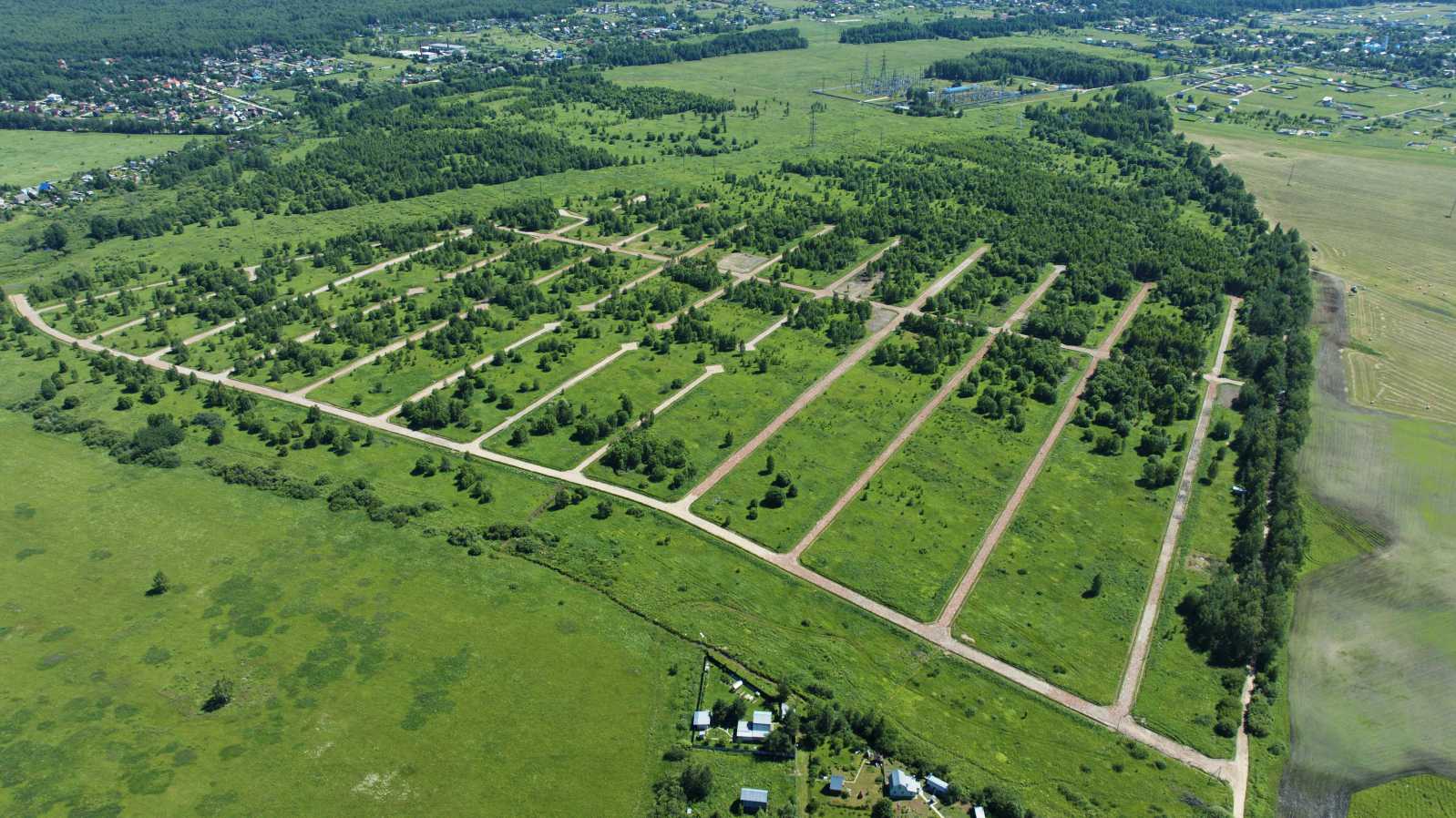 Коттеджный поселок с участками без домов вид сверху