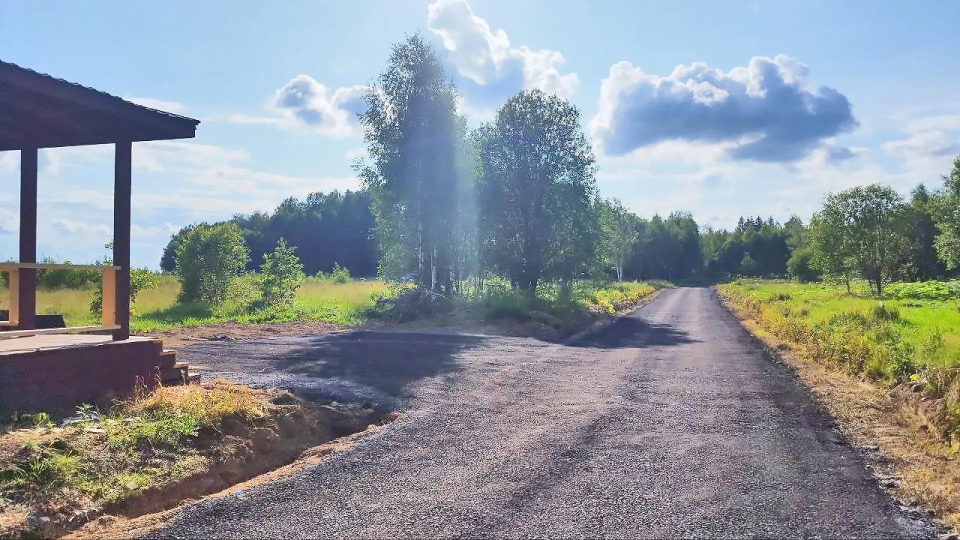 Поселочная дорога и терраса дома