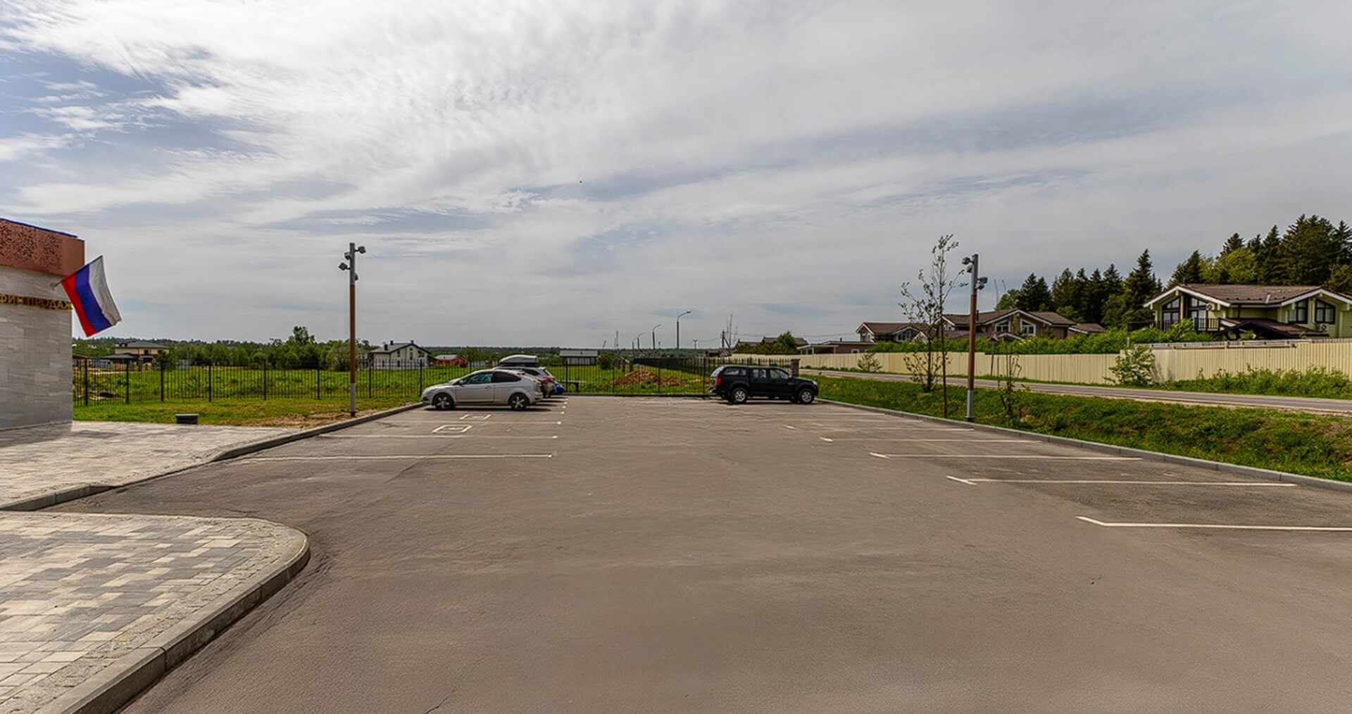 Асфальтированная дорога в поселке