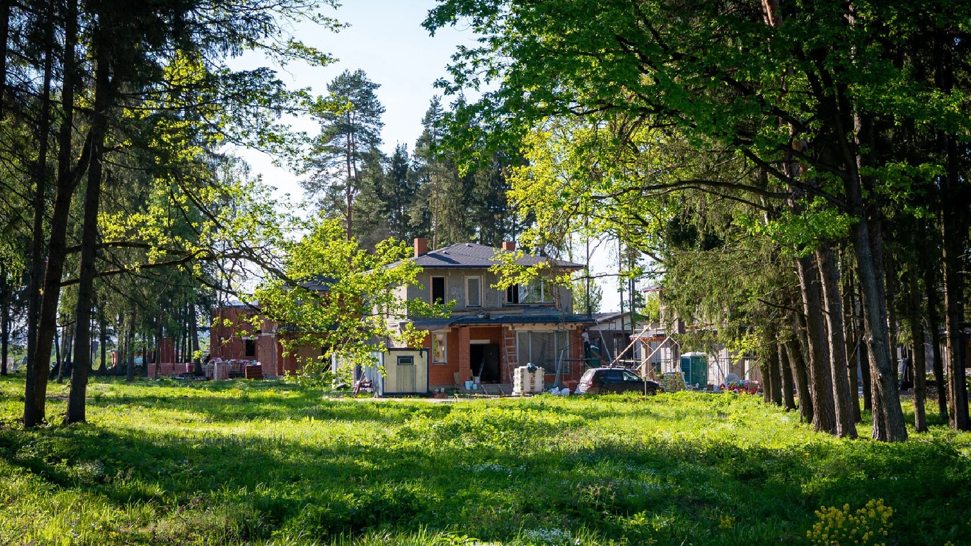 Дом с деревьями