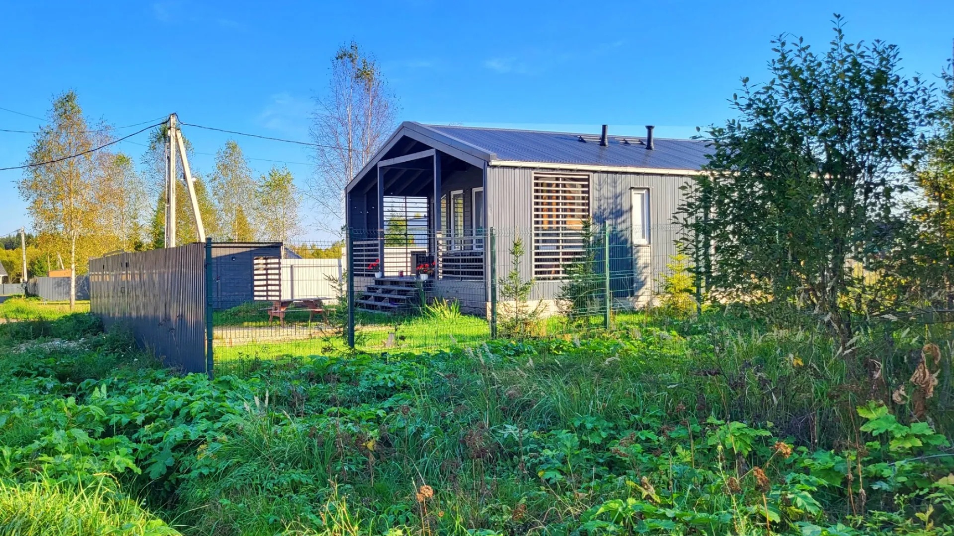 Дом с забором