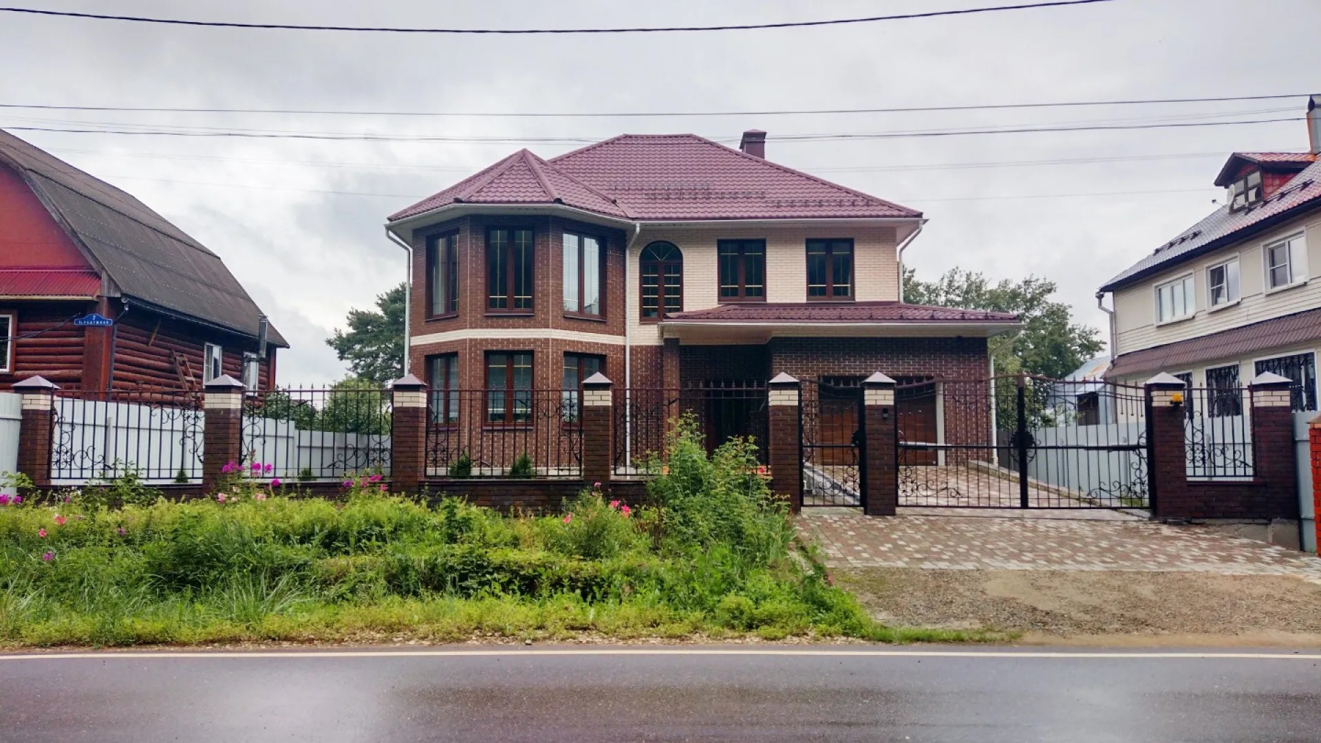 2-этажный дом с забором