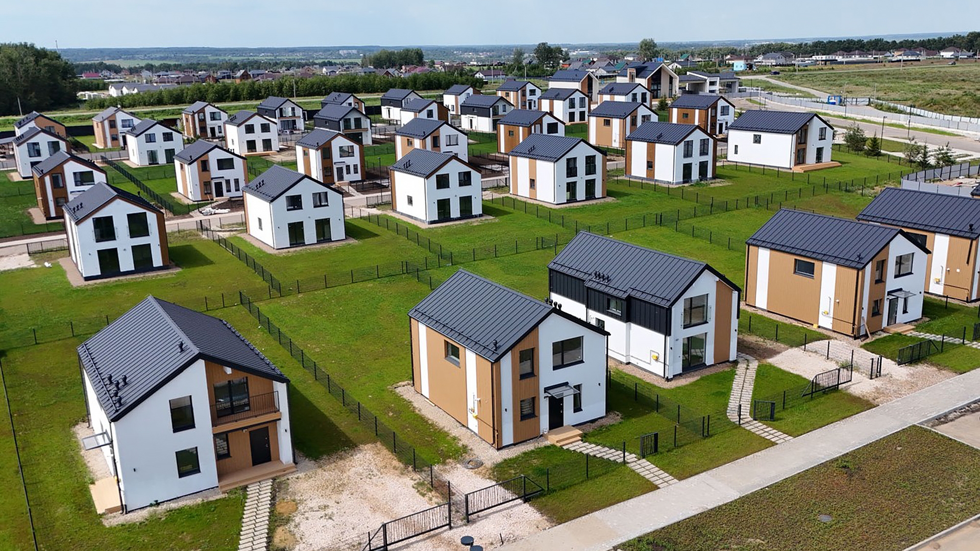 Двухэтажные дома в поселке комфорт-класса вид сверху