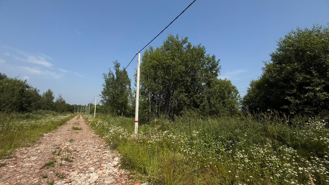 Дорога с ЛЭП у поселка