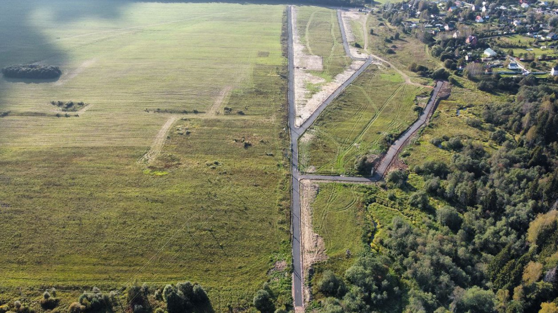 Вид сверху на участки в поселке у леса